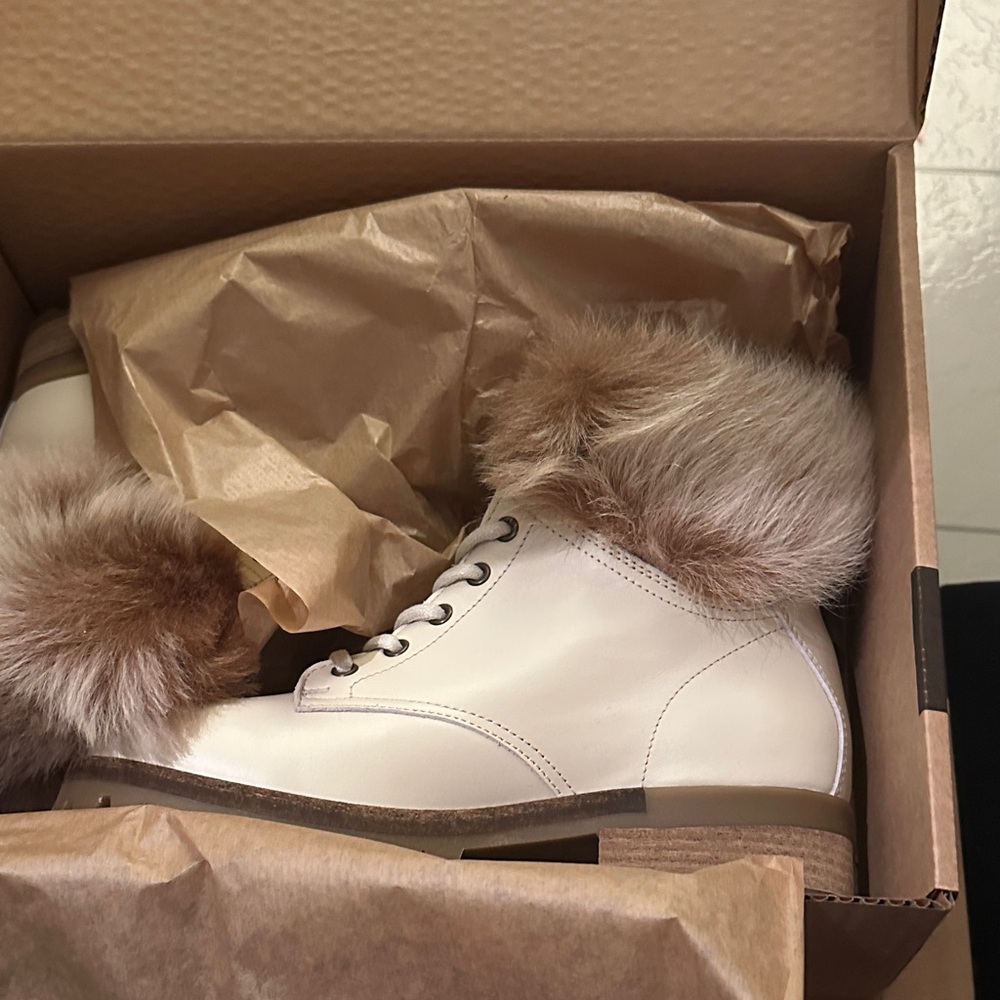 Women's White faux Fur-Trimmed Boots by Overland